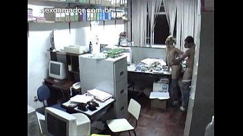 Câmera de segurança filma loira gostosa fodendo com colega em escritório de contabilidade