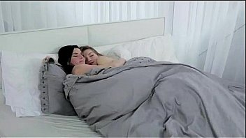 Lesbians fingering to orgasm in bed