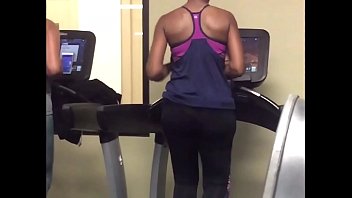 vouyer big booty at the gym jiggling on treadmill candid footage of bubble butt