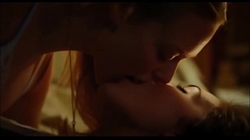 Megan Fox and Amanda Seyfried kissing scene