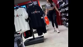 Nena deliciosa trabaja en Nike Shop de NY
