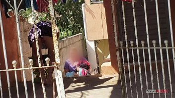 Minha esposa de vestido curtinho junto com sua irmã colocando roupa no varal, filmado por nosso vizinho. Um abraço do Marido da Cristina