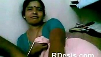 Dark sking indian aunty showing her tits