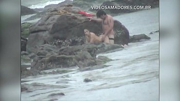 Casal corajoso faz sexo na praia durante chuva com raios e trovões