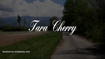 tara cherry s'amuse dans son camping car