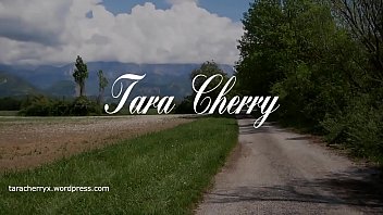 Tara Cherry prend son pied avec son sex toy