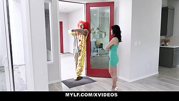 Pretty Milf (AlanaCruise) Sucks Off A Big Dick Clown