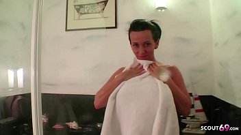 Jungspund darf reife Nachbarin nackt in der Dusche filmen als Masturbation Hilfe