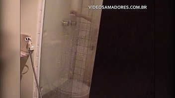 Padrasto voyeur filma enteada novinha nua no chuveiro sem ela perceber