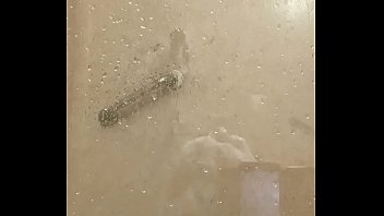 En la ducha desnudo