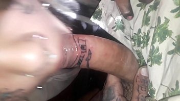 Tatuaje de pene en directo y sexo en la sesion de tatuado directo