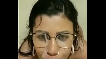 Amanda Souza deixa o gringo encher sua cara de poha