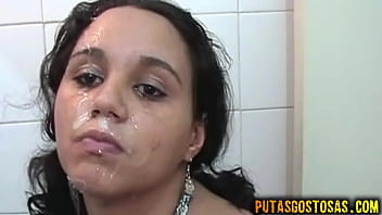 Uma ninfeta morena bonita de 18 aninhos leva pica grossa na buceta e cuzinho e porra no rosto