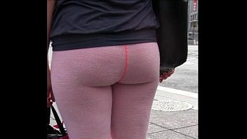 Candid Blonde in Yoga Pants Bubble butt creepshot
