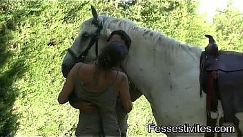BDSM chasse, traditions et fessée à cheval CLIP