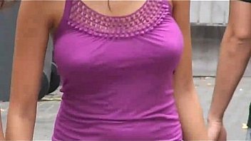 candid NO bra ! Tits bouncing in her shirt !