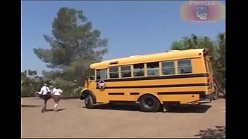 hermosas c. atrapadas por el profesor terminan cogiendo en el bus escolar