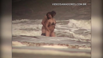 Casal sem vergonha faz sexo em público na parte rasa do mar