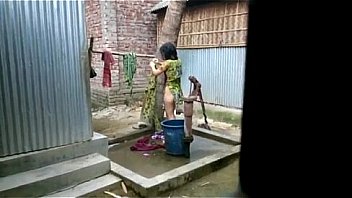 desi girl bathing outdoor for full video 