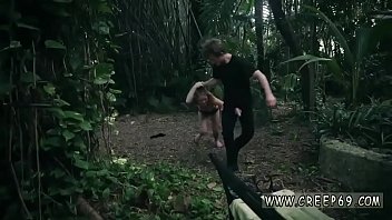 Chico y chica follan en la selva